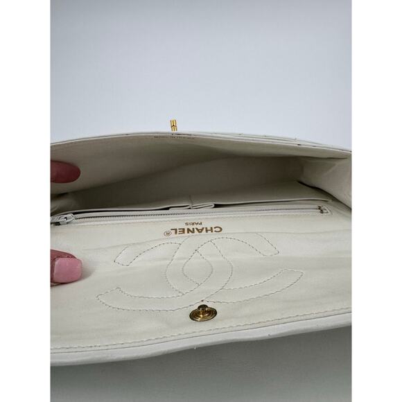 Chanel Vintage Classic Double Flap Bag in White Lambskin with 24K Gold Hardware - Picture 6 of 8